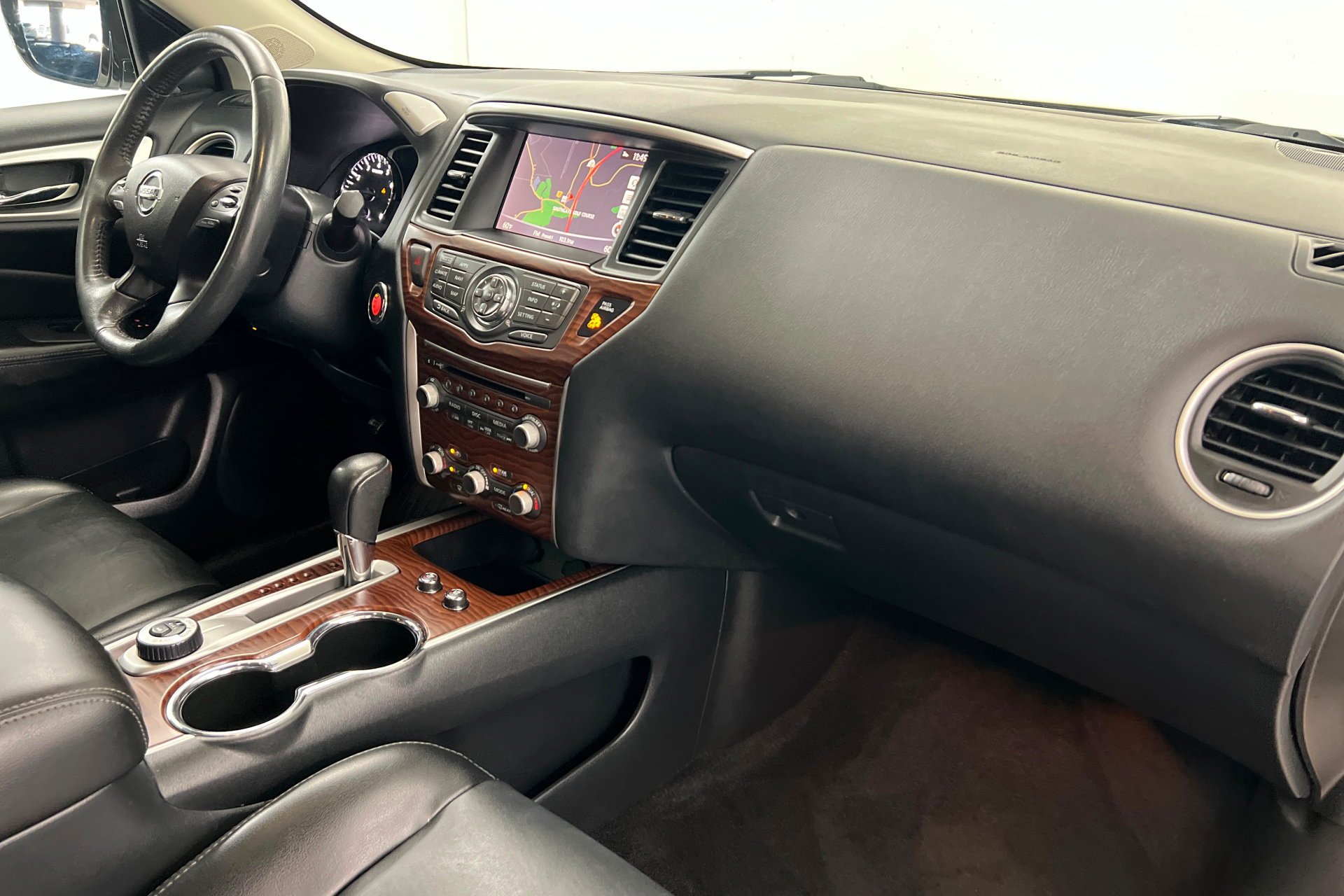 Used 2017 Pearl White Nissan Platinum image 27