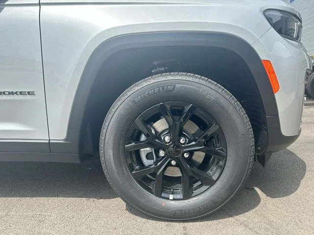New 2026 Silver Zynith Exterior Paint Jeep Altitude image 12