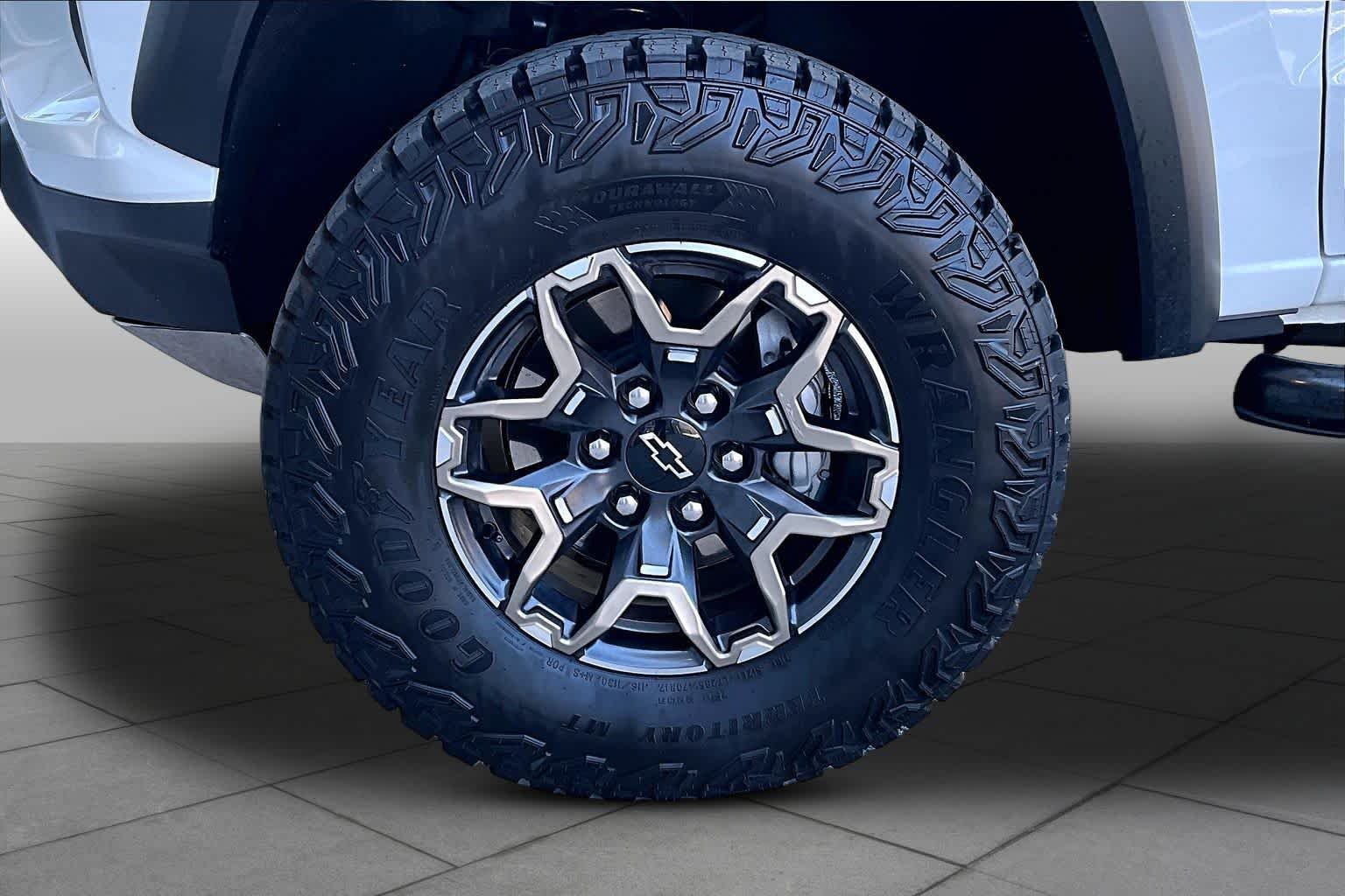 2025 Chevrolet Colorado ZR2 - Photo 11