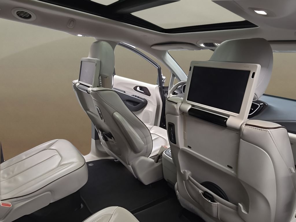 Used 2018 Gray Chrysler Limited image 20