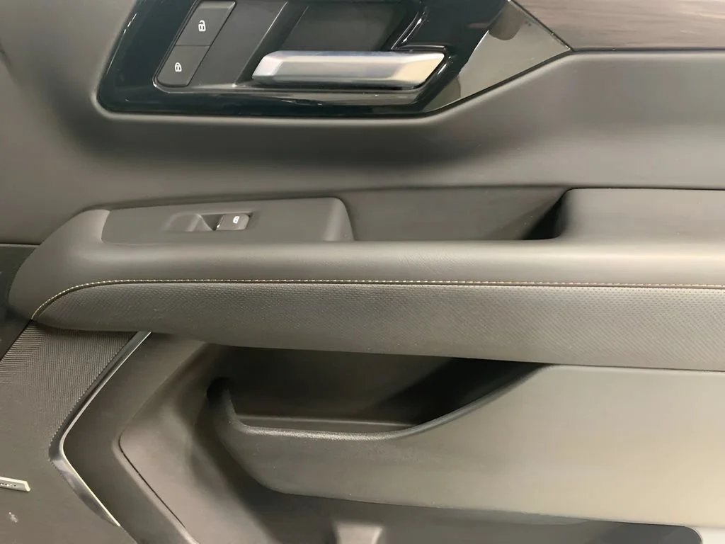 2025 Chevrolet Suburban Premier - Photo 16