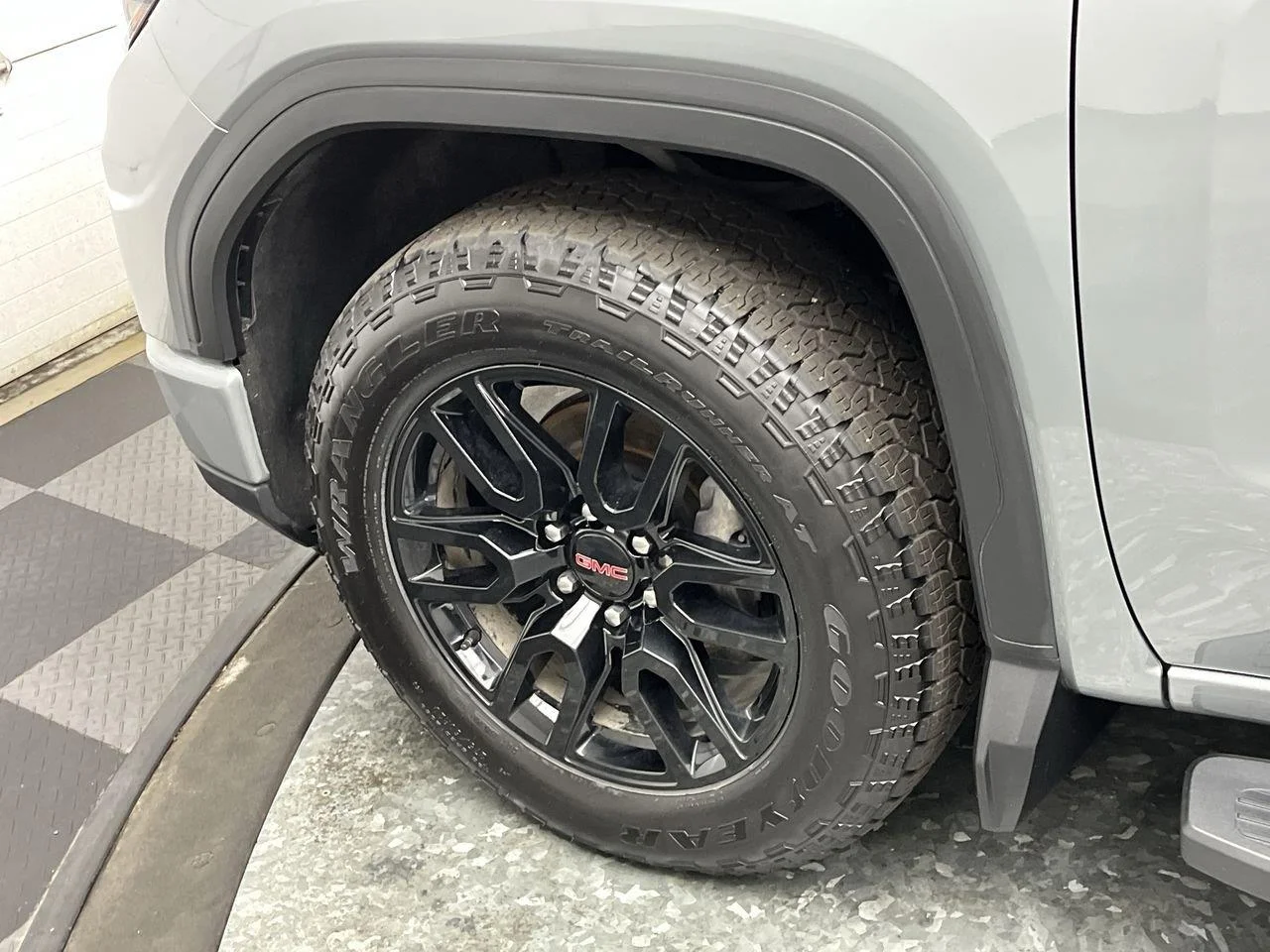 Used 2025 Sterling Metallic GMC Elevation image 39