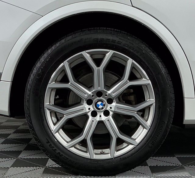 Used 2024 Mineral White Metallic BMW xDrive40i image 9