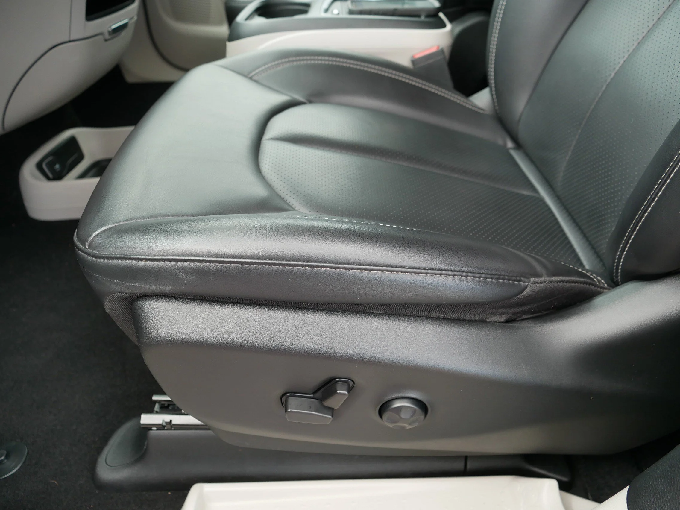 Used 2023 Ceramic Gray Clearcoat Chrysler Touring L image 20