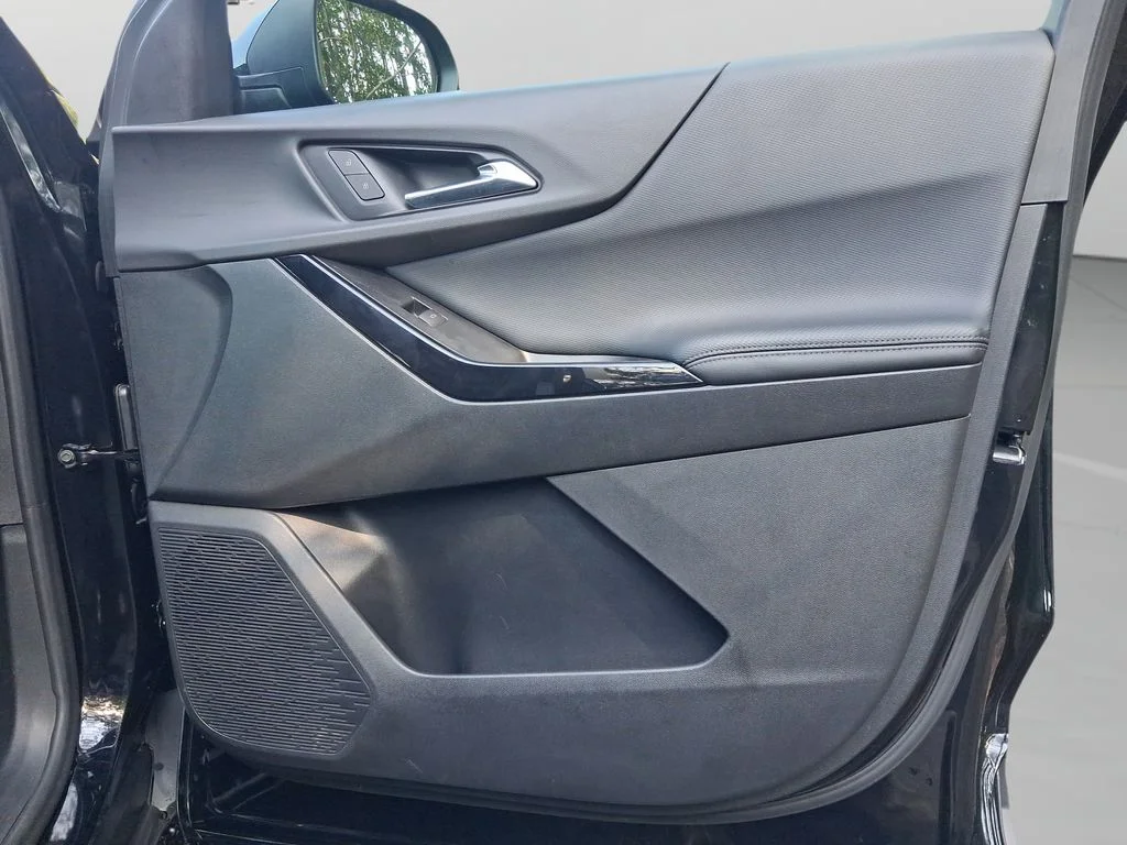 Used 2025 Mosaic Black Metallic Chevrolet LT image 31