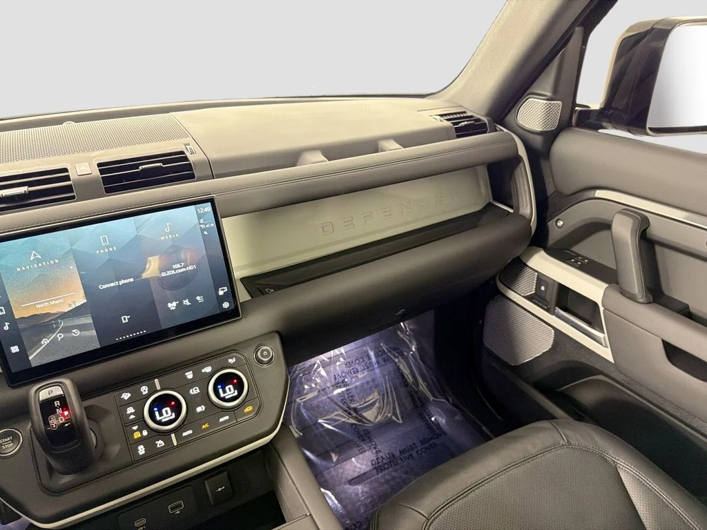 Used 2024 Gray Land Rover S image 25