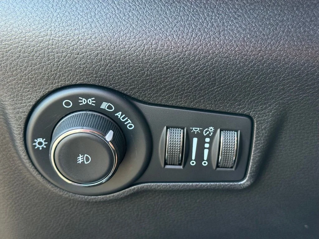 Used 2023 Gray Jeep Limited image 21