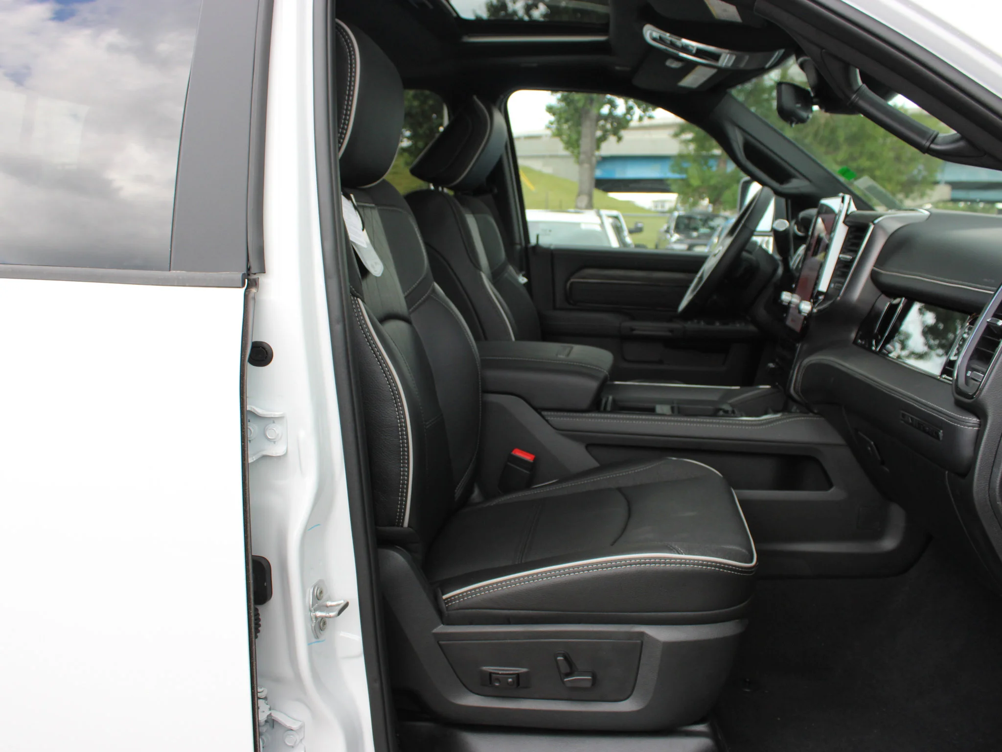 Used 2025 White RAM Limited 4x4, Max Tow image 11