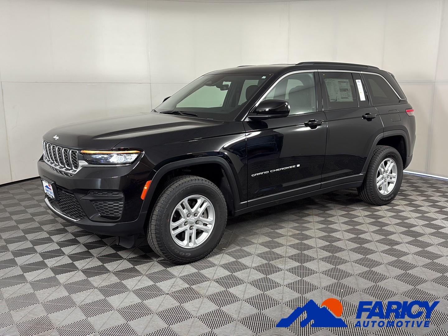 New 2025 Diamond Black Crystal Pearl-Coat Exterior Paint Jeep Laredo image 1