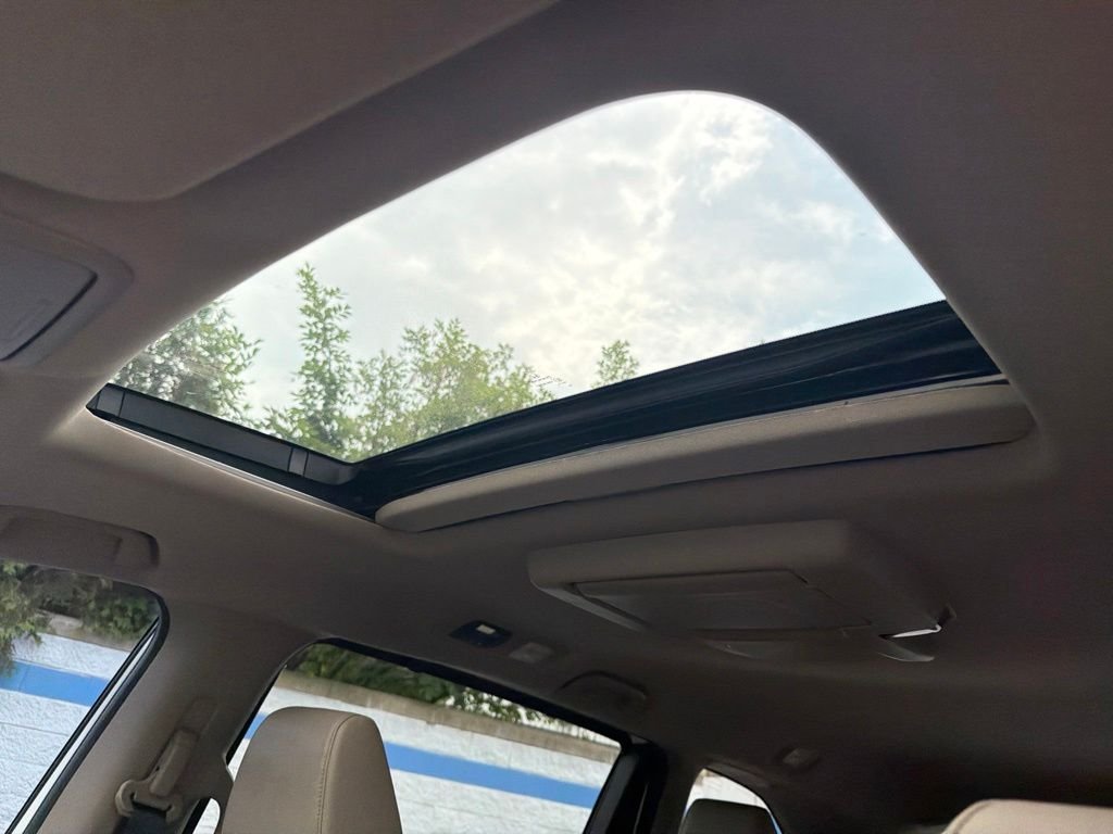 Used 2019 White Diamond Pearl Honda EX-L image 11