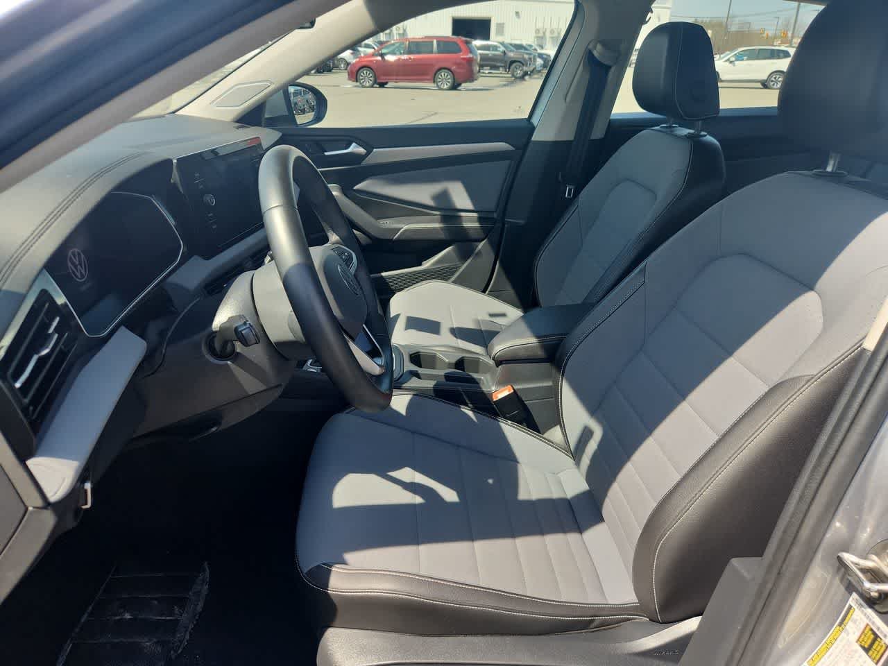 2025 Volkswagen Jetta SE - Photo 13