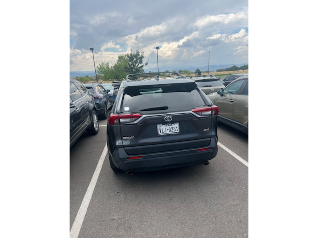 Used 2020  Toyota XLE image 1