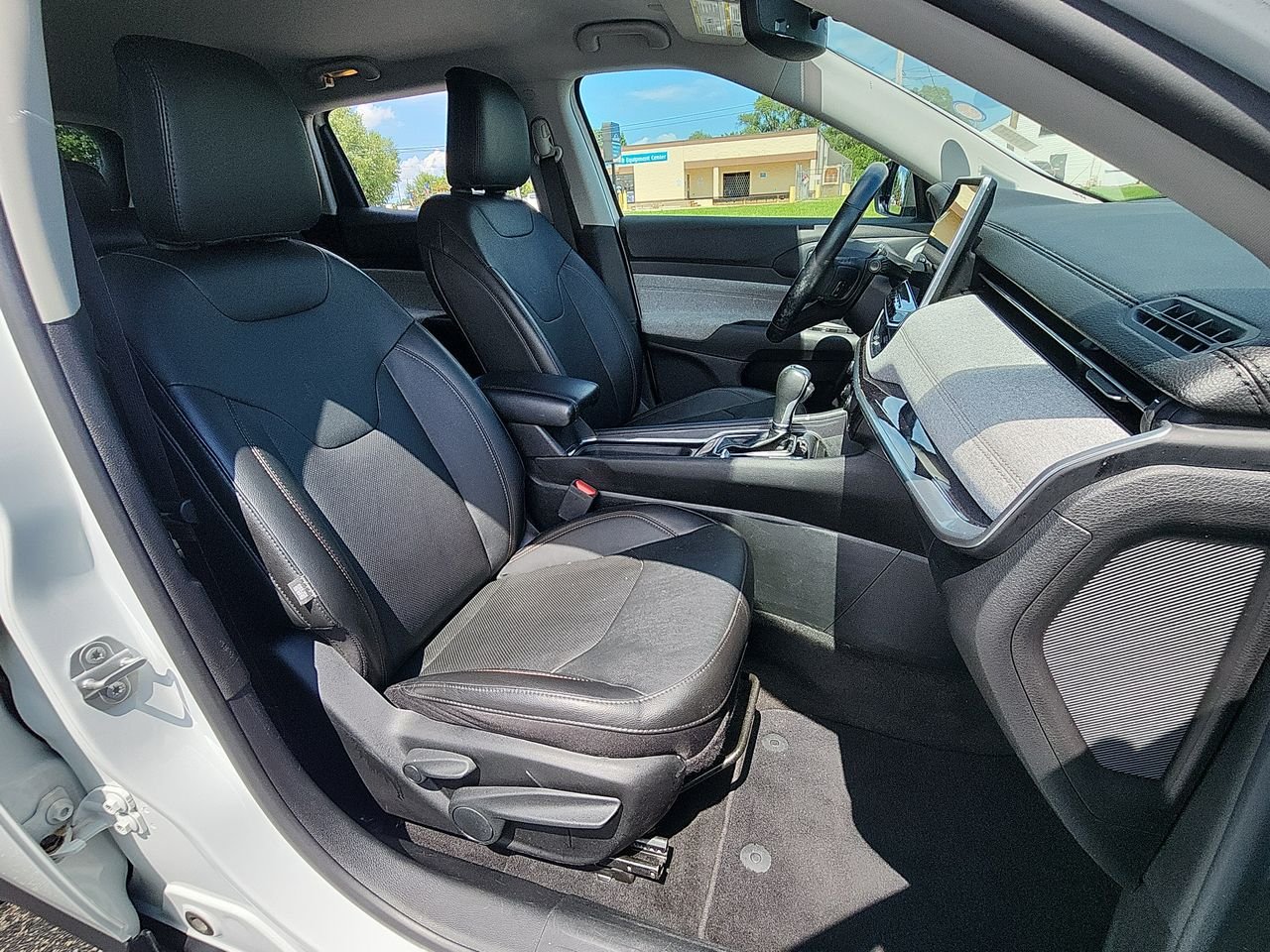 Used 2022 White Jeep Latitude Lux image 22