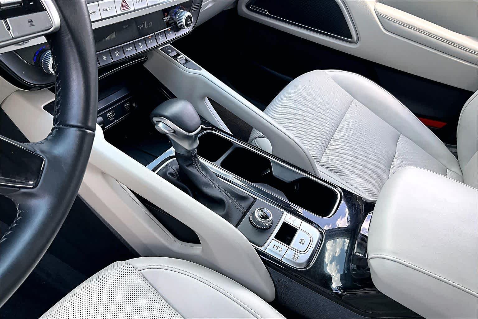 Used 2025 Glacial White Pearl Kia S image 14