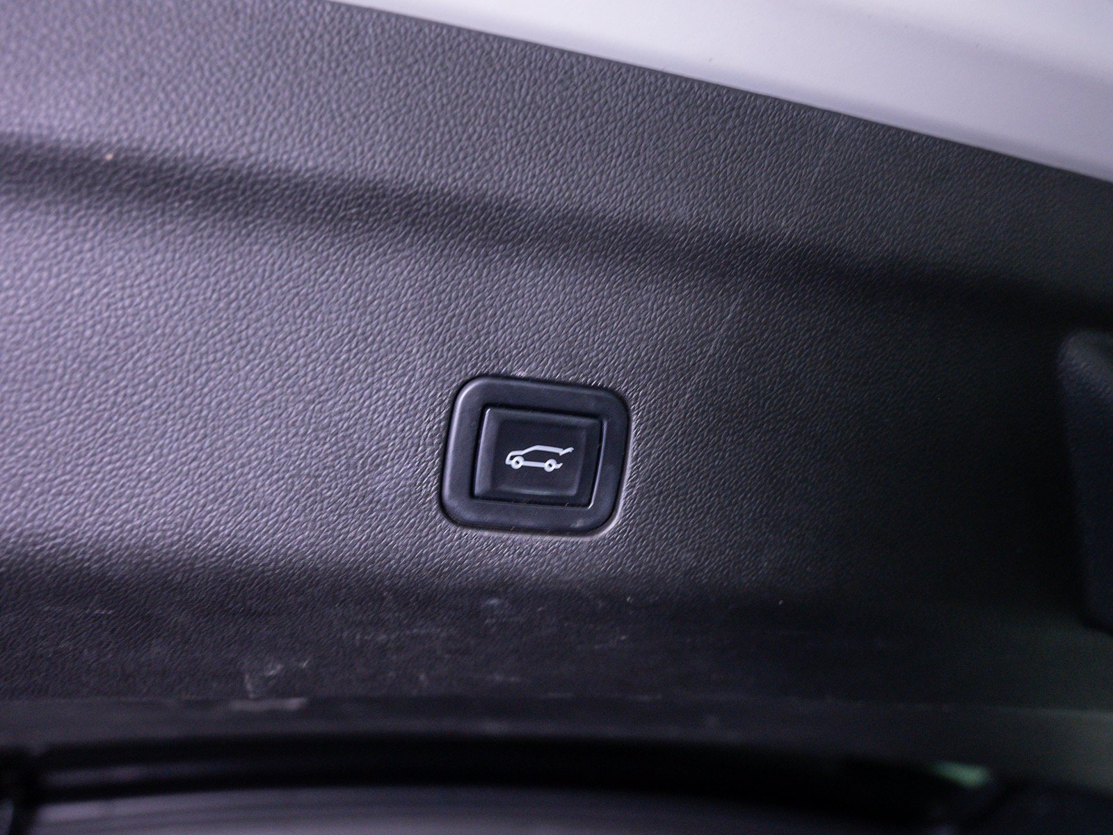 Used 2022 White Frost Tricoat GMC Denali image 9