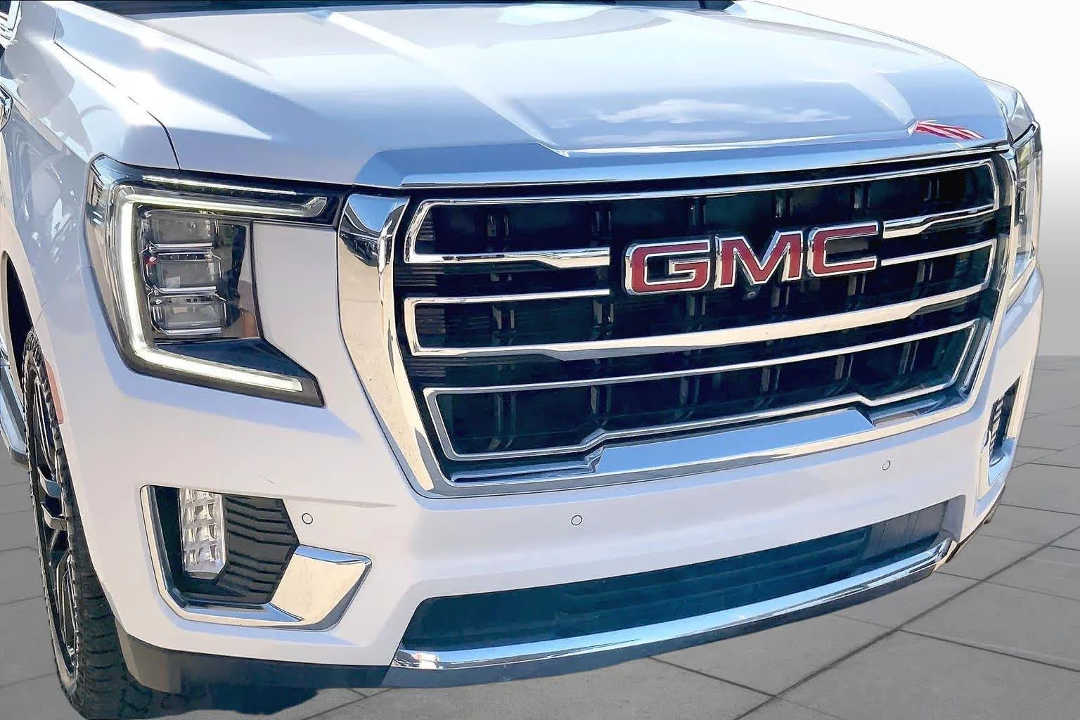 Used 2021 WHITE FROST TRICOAT GMC SLT image 28