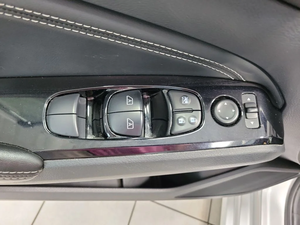 Used 2020 Silver Nissan 2.5 SL image 31