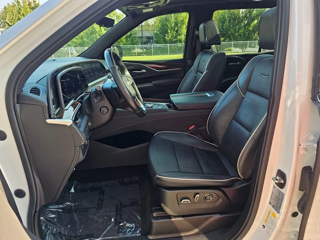 Used 2021 CRYSTAL WHITE TRICOAT Cadillac Premium Luxury image 23