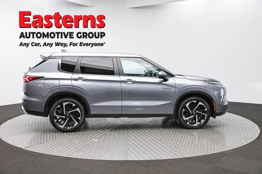 Used 2023 Silver Mitsubishi SE image 4