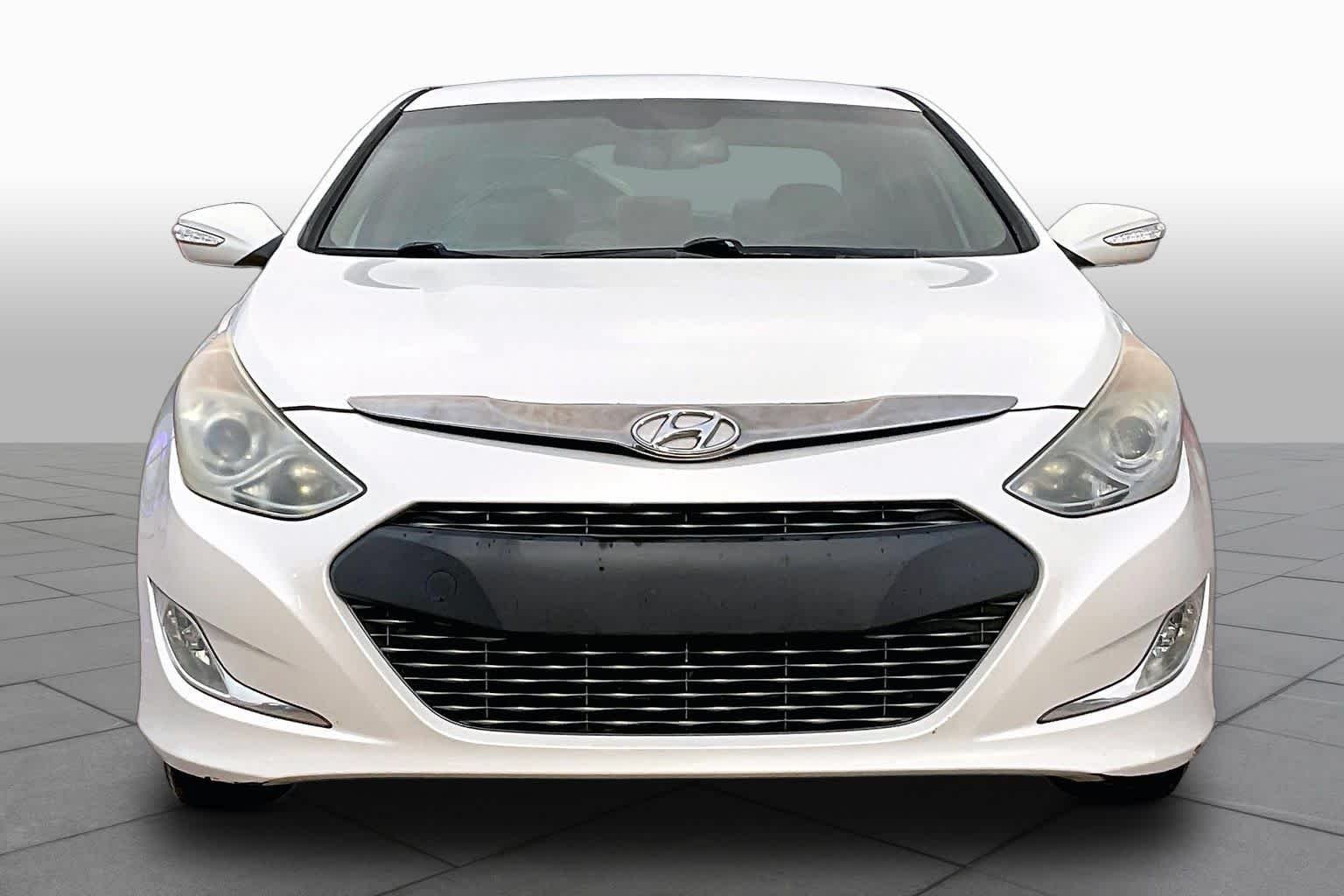 Used 2013 Porcelain White Pearl Hyundai  image 5