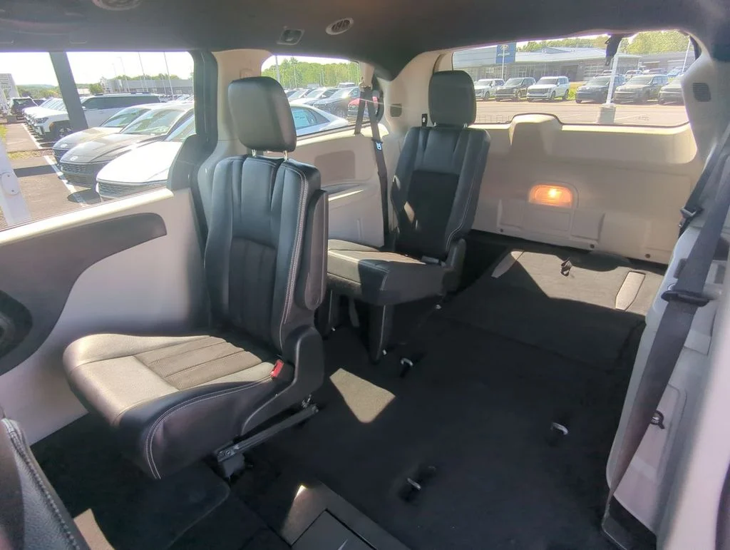 Used 2019 Gray Dodge SXT image 22