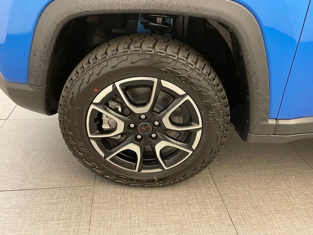 New 2026 Hydro Blue Pearl-Coat Exterior Paint Jeep Trailhawk image 8