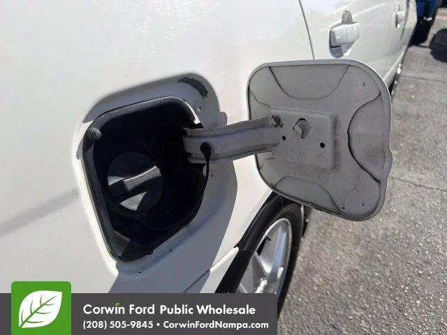 Used 2005 White Chevrolet  image 10