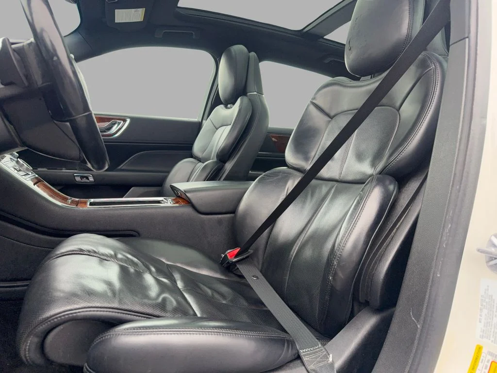 Used 2018 White Lincoln Reserve image 9