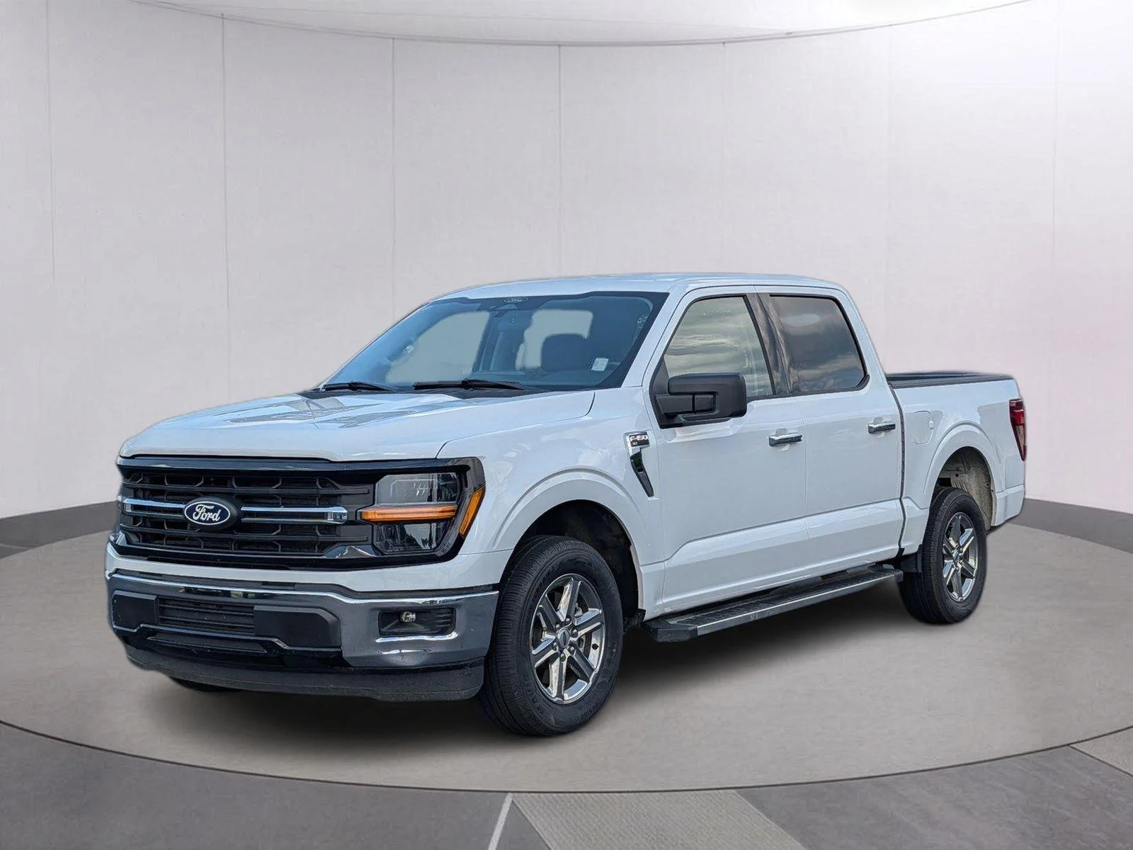 Used 2025 Oxford White Ford XLT image 1