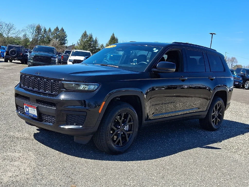 Used 2024 Diamond Black Crystal Pearlcoat Jeep Altitude image 6