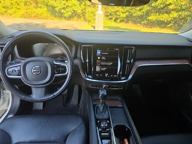 Used 2021 White Volvo T5 Momentum image 24