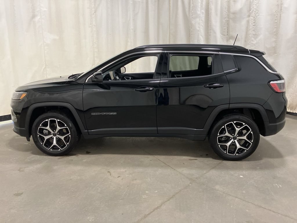 Used 2025 Diamond Black Crystal Pearlcoat Jeep Limited image 17