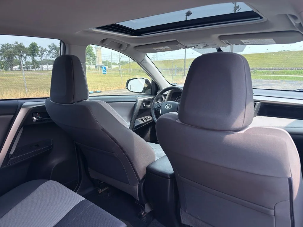 Used 2014 White Toyota XLE image 28