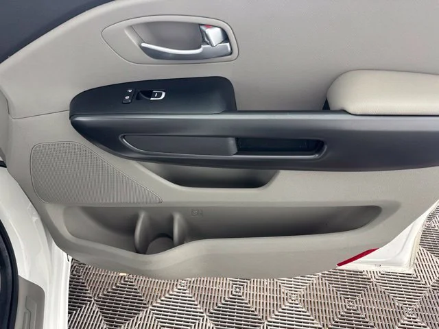 Used 2015 White Kia LX image 21