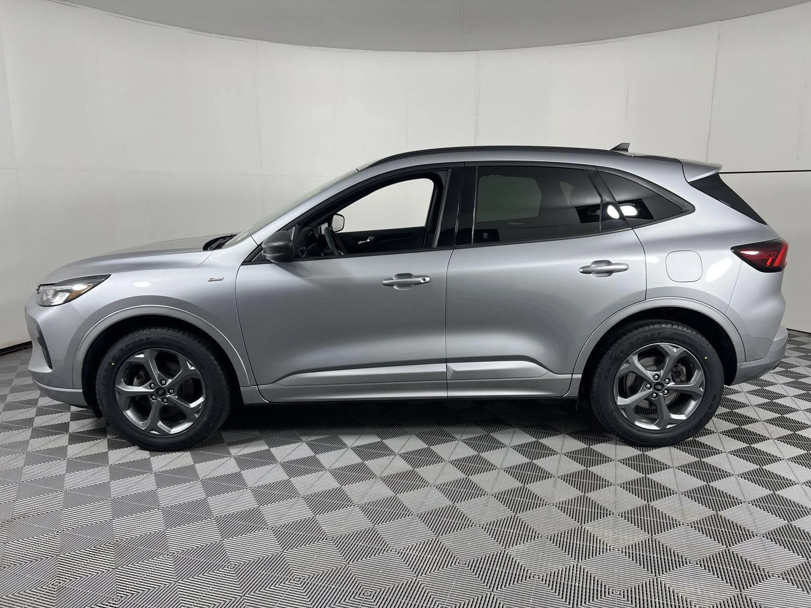 Used 2023 Iconic Silver Ford ST-Line image 7
