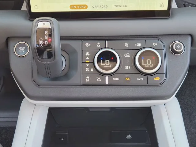 2025 Land Rover Defender X-Dynamic SE - Photo 14
