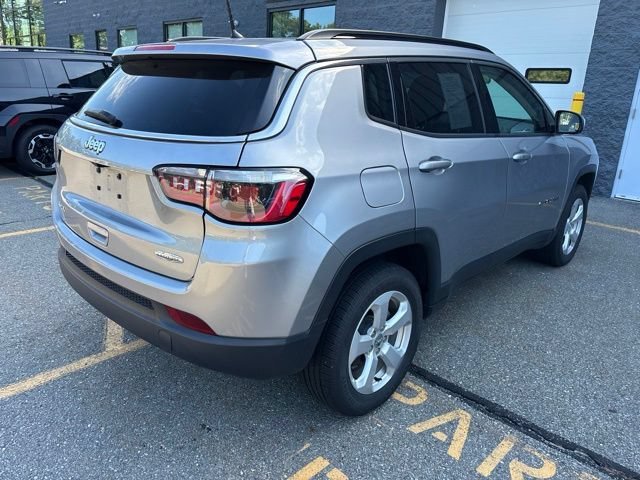 Used 2018 Billet Silver Metallic Clearcoat Jeep Latitude image 5