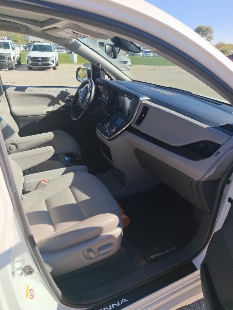 2019 Toyota Sienna XLE - Photo 21