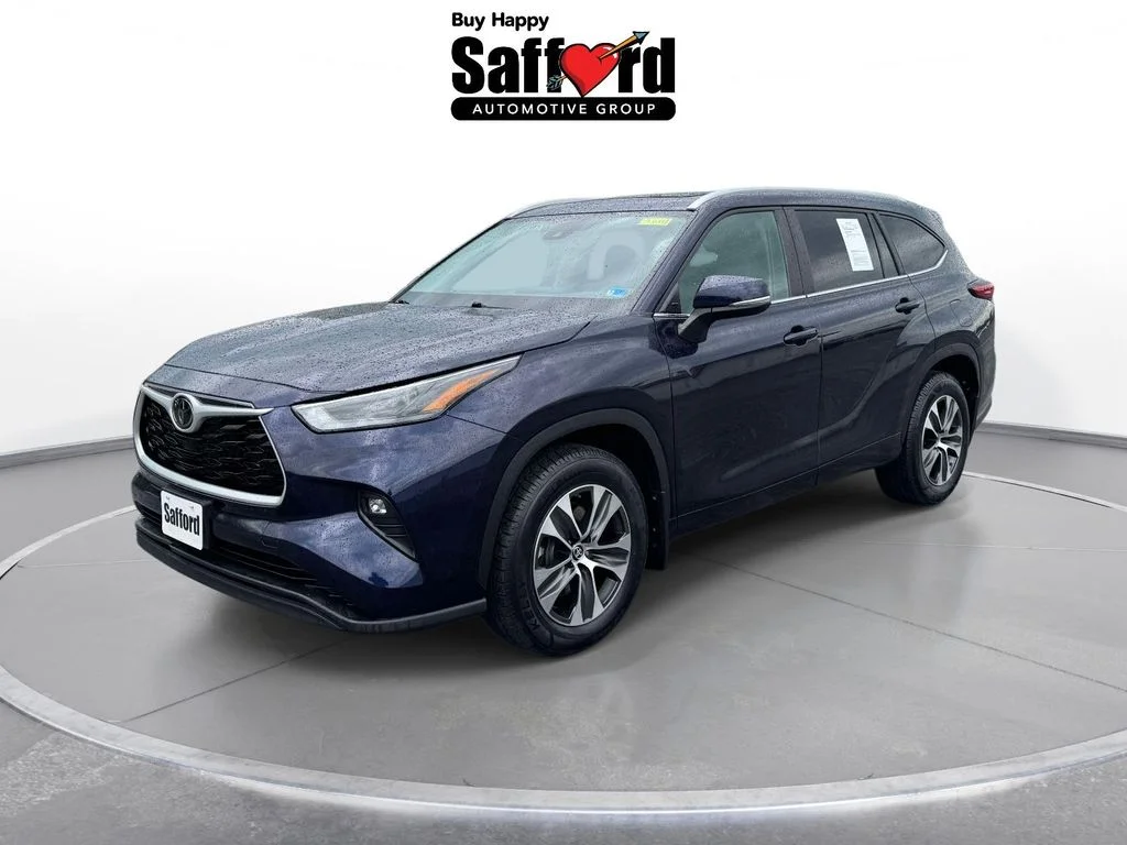 Used 2023  Toyota XLE image 1
