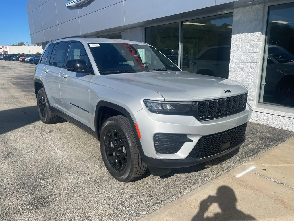 New 2025 Silver Zynith Exterior Paint Jeep Altitude X image 7