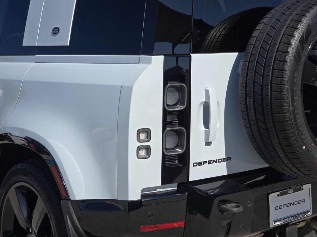 Used 2022 Yulong White Metallic Land Rover V8 image 39