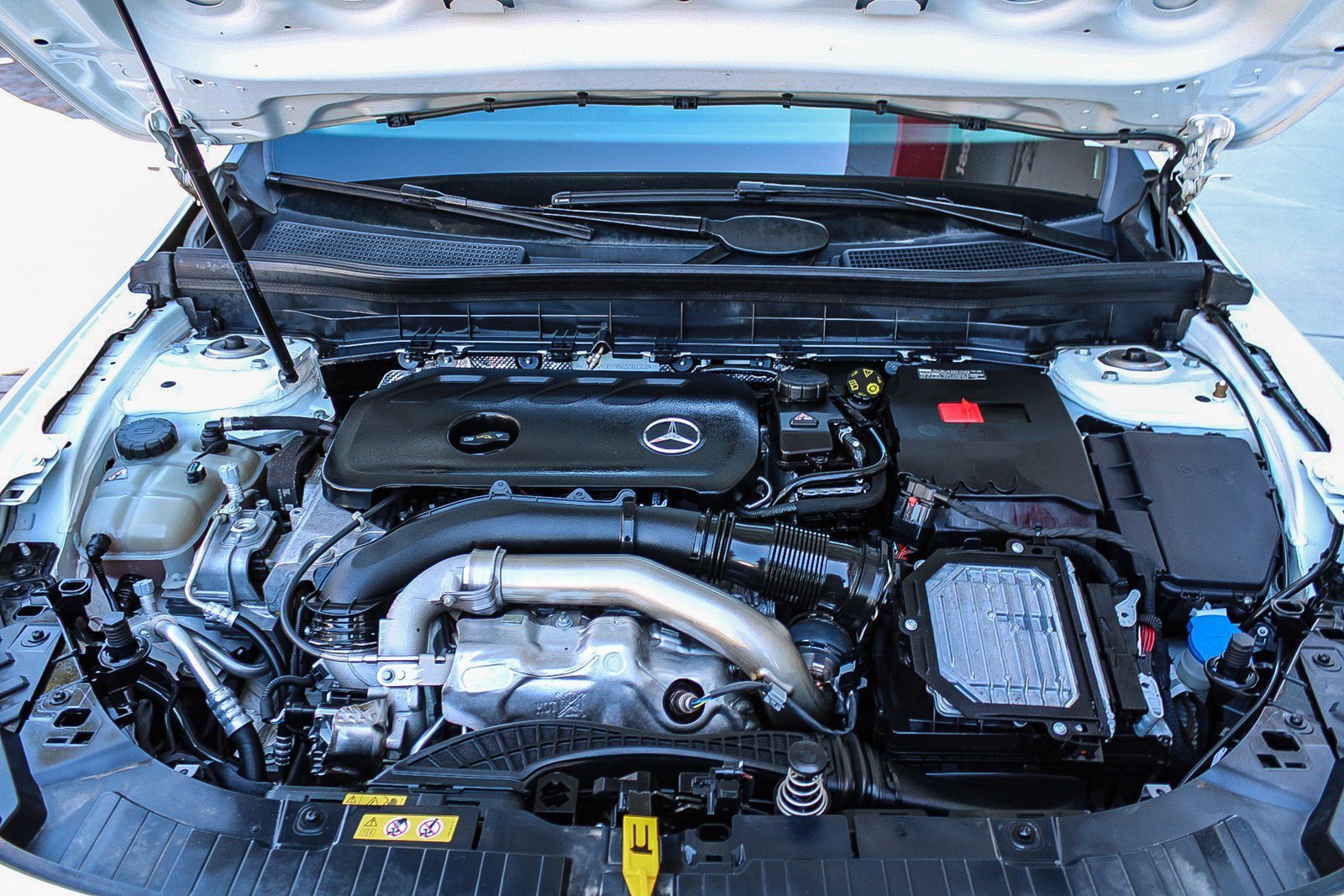 Used 2024 Polar White Mercedes-Benz GLB 250 image 27