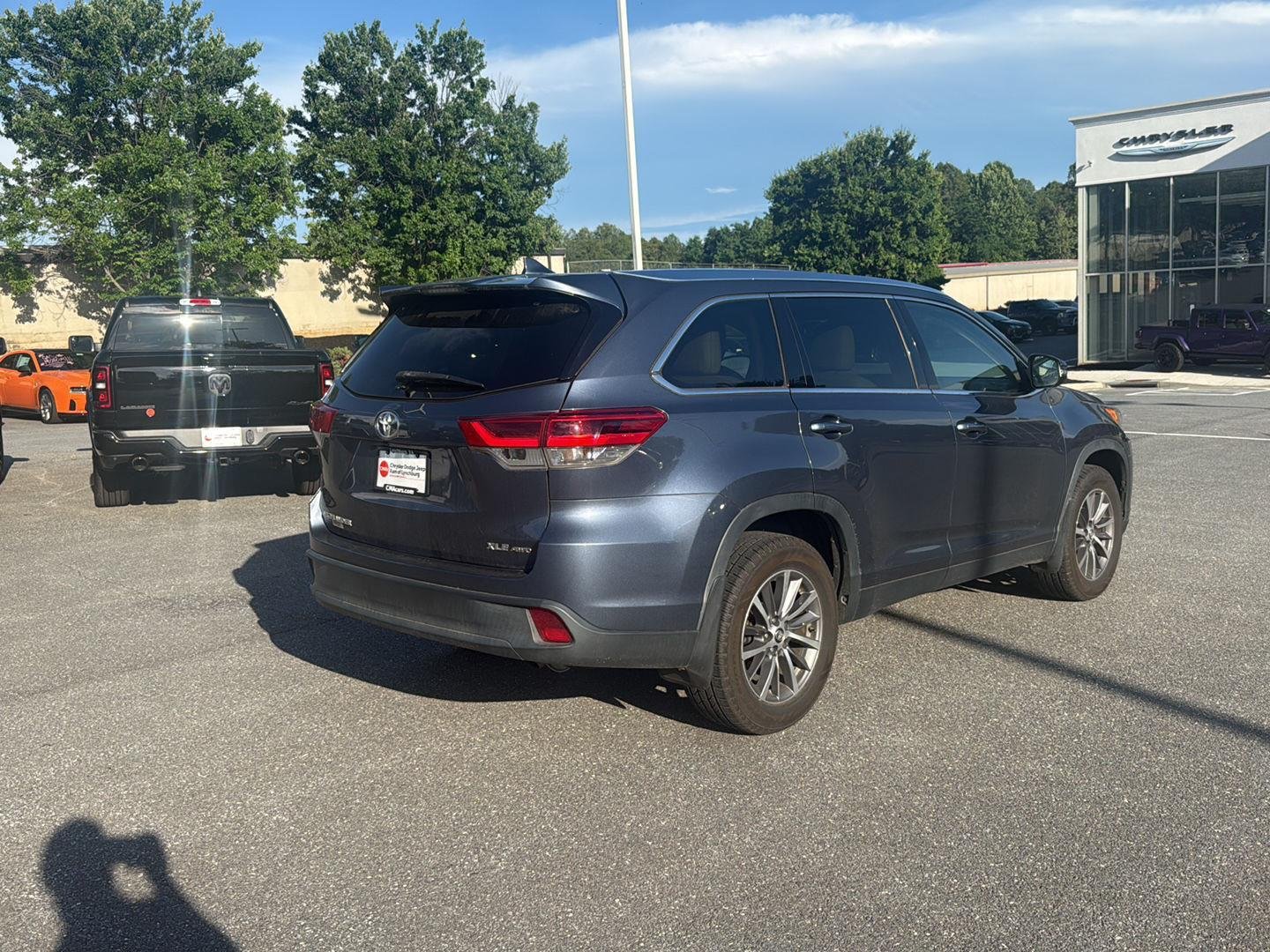 Used 2019 Shoreline Blue Pearl Toyota XLE image 5