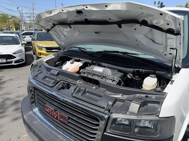 Used 2025 White GMC LT image 31