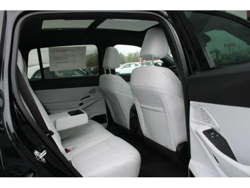 New 2026 Diamond Black Crystal Pearl-Coat Exterior Paint Jeep Limited image 4