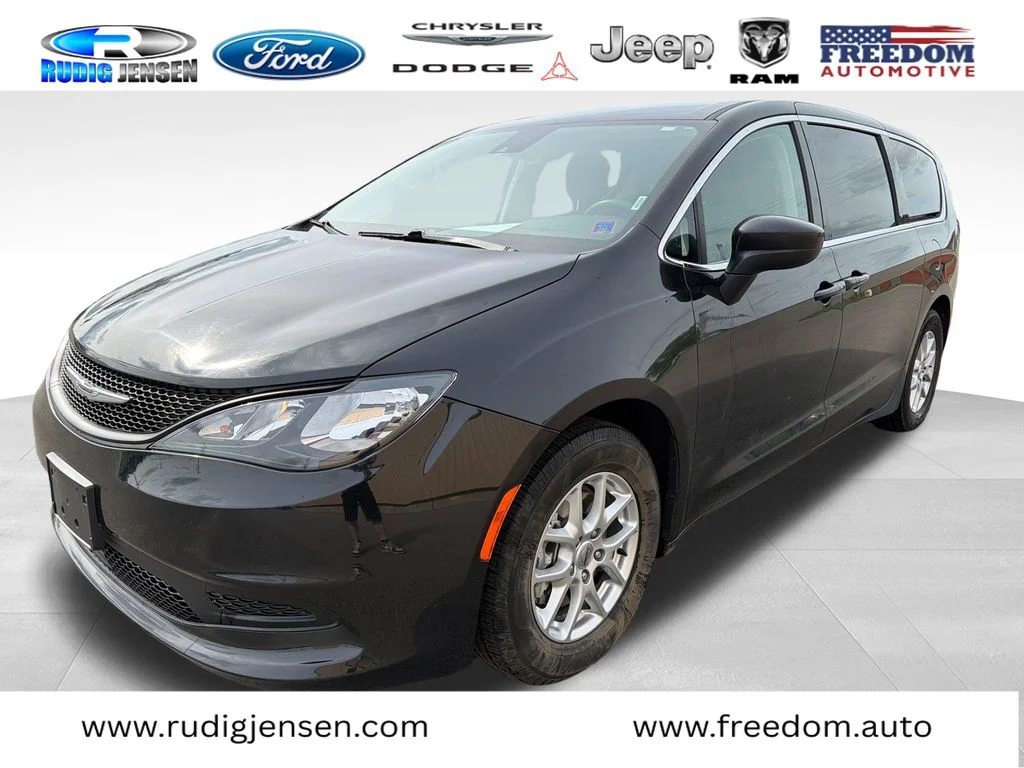 2023 Chrysler Voyager LX's photo