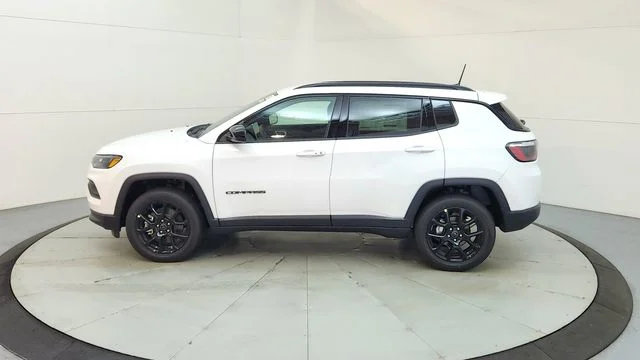 New 2026 Bright White Clear-Coat Exterior Paint Jeep Latitude image 7