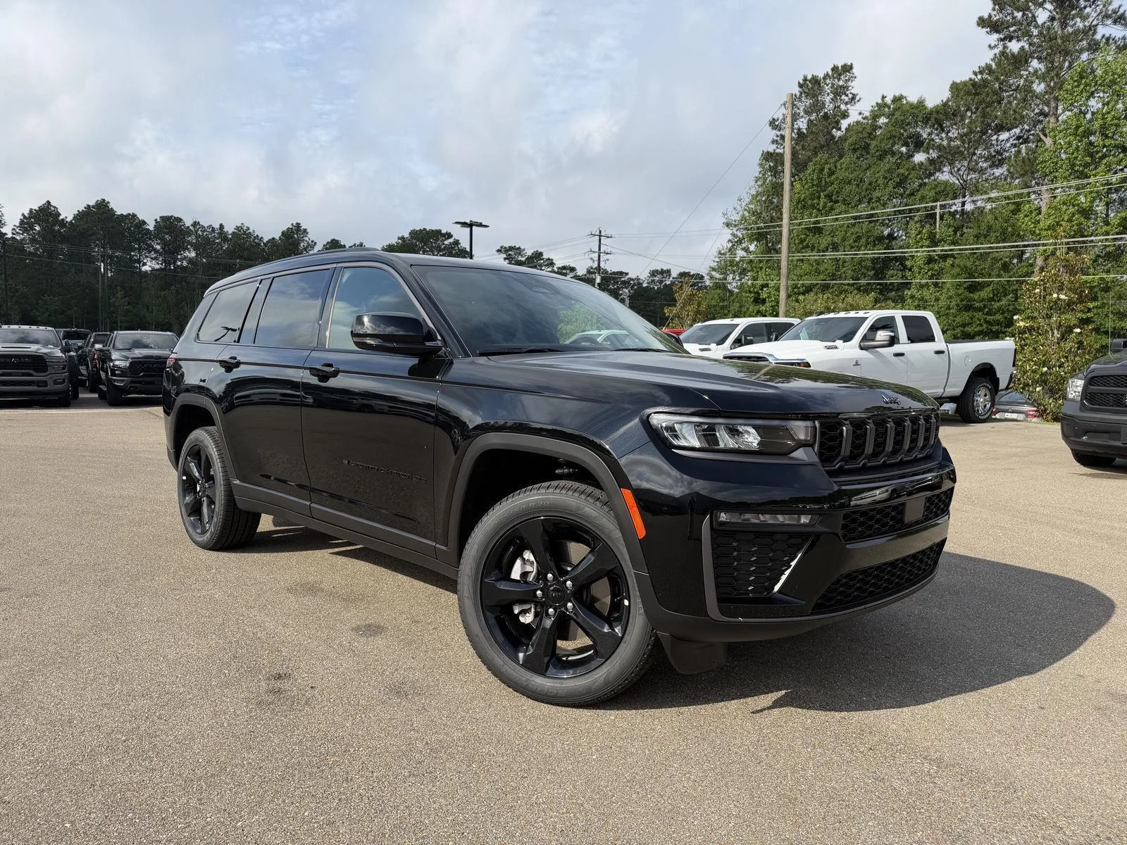 New 2026 Diamond Black Crystal Pearl-Coat Exterior Paint Jeep Limited image 3