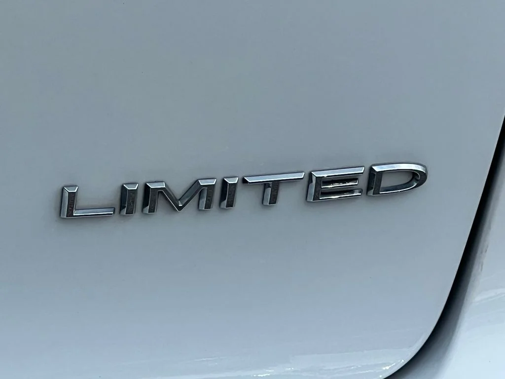 Used 2023 White Chrysler Limited image 10