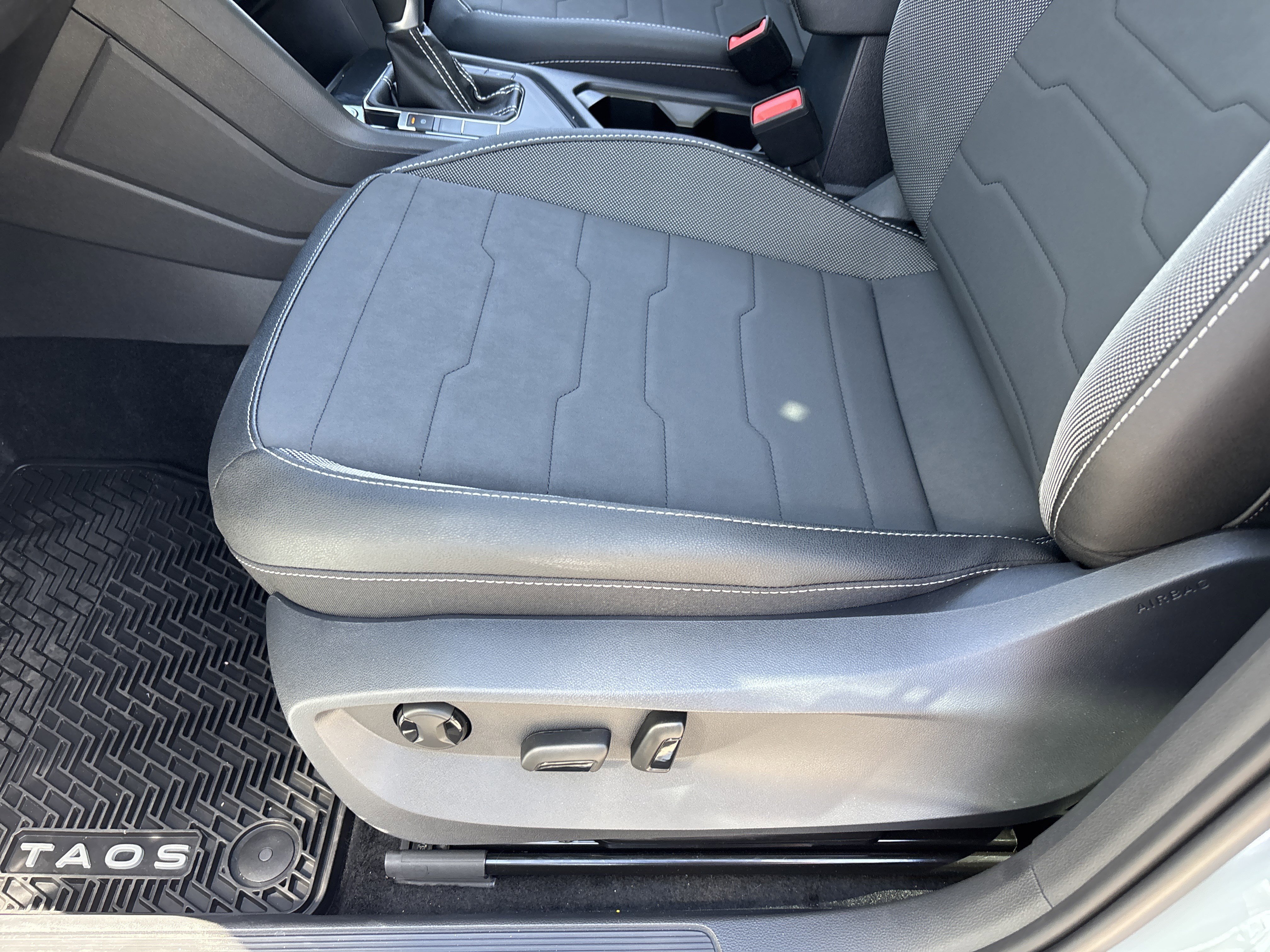 New 2026 Monument Gray w/Dp Blk Rf Volkswagen SE Black image 17